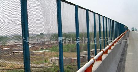 公路铁路护栏网隔离栅采购指南 价格、厂家与产品图片全解析